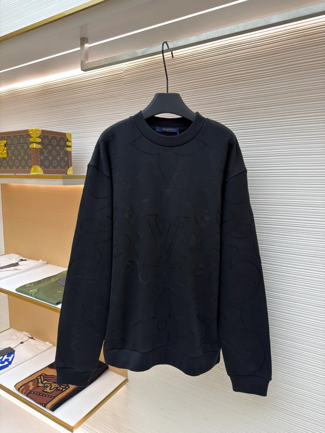 LOUIS VUITTON fully embroidered large flower sweatshirt ●Original version: Purchased and developed for 18500 ●Item number: 1680970-A85 ●Material: 100% cotton jersey fabric ●Technology: Fleece shearing ●Version: Fitted version ●Weight: about 635 grams ●Size: XS-S-M-L ●Description: The fabric is made of 32s double-ply cotton jersey. The finished cloth weighs 330g. The embryo is dyed and subjected to the fleece shearing process. After washing, the finished cloth is shaped and matched with a 20s double-yarn flat machine to weave ribs. A domestic high-speed small towel machine is used for embroidery. The machine locks a single head and large-size positioning flowers are embroidered on the front and back. The overall wiring is straight and delicate, the fabric is comfortable and soft, and the color is consistent without color difference. It can be matched with the same style to create a fashionable look and control various occasions. Customized accessories, complete with three standards, same style for men and women!